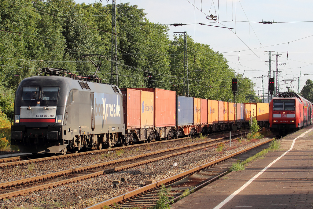 ES 64 U2-008 in Recklinghausen mit im Bild RE 2 nach Mnster Hbf. abweichend aus Gleis 4 am 26.7.2013