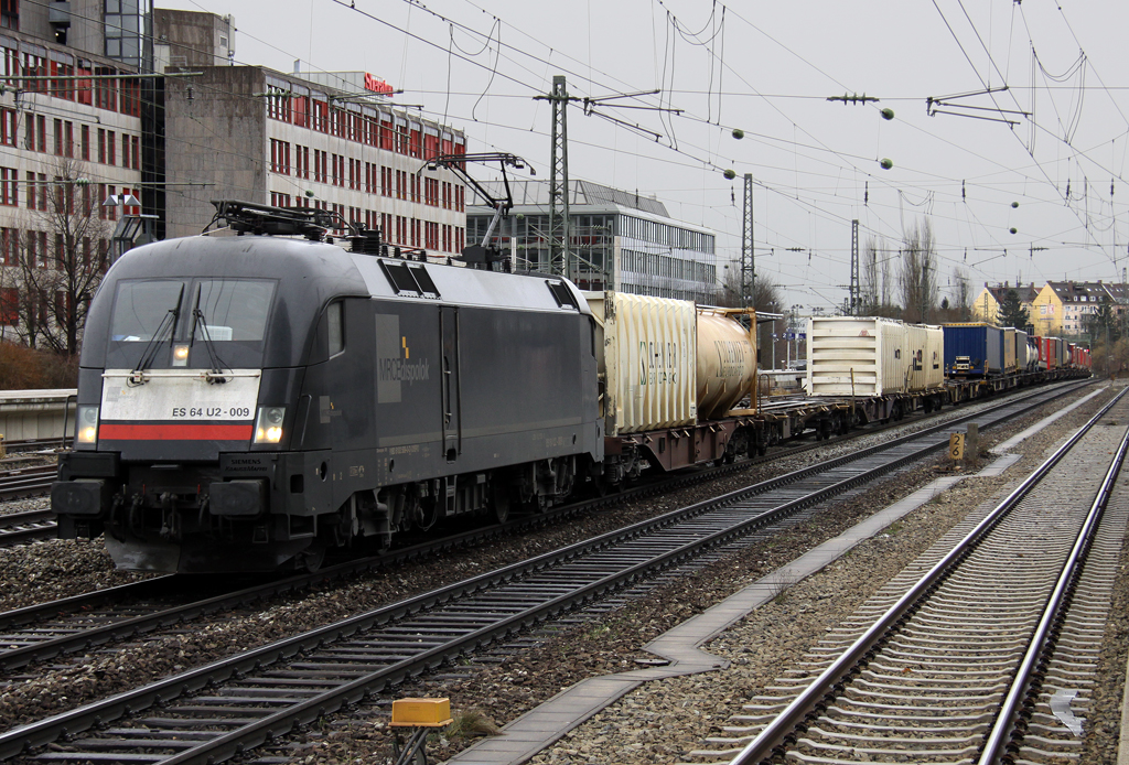 ES 64 U2 - 009 / 182 509-0 mit einem Containerzug in Mnchen Heimeranplatz am 01.02.2013