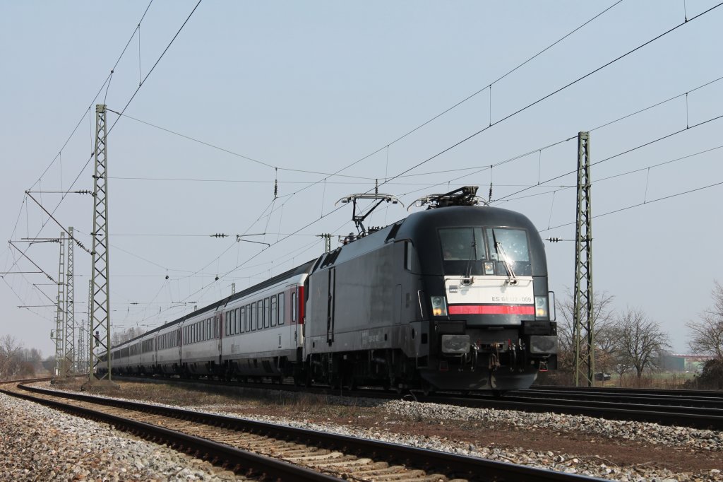 ES 64 U2-009 (alias 182 509-0) von MRCE/DB Fernverkehr mit dem EC6 von Hamburg-Altona nach Chur (CH). Hier ist die Tauri mit Revision vom Mrz 2013 am 04.04.2013 bei Orschweier.