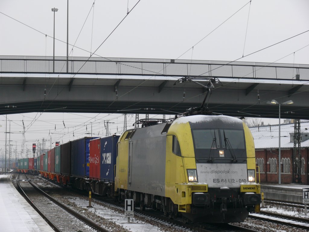 ES 64 U2 - 010 mit einem Containerzug bei der Durchfahrt durch Regensburg Hbf richtung Nrnberg, 9.01.2010