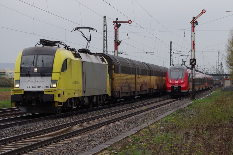 ES 64 U2 - 010 fr TXL mit ARS Altmann Autotransportzug am 19.04.2013 in Hirschaid gen Bamberg. 