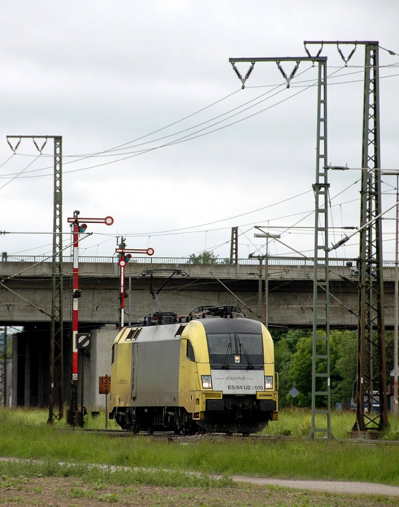ES 64 U2-010 als Lz bei am 02.06.2010 bei der Durchfahrt durch Regensburg Ost.