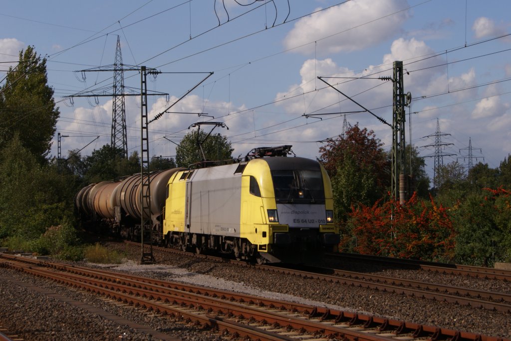 ES 64 U2-010 mit einem Kesselwagenzug in Dsseldorf-Eller am 05.09.2011