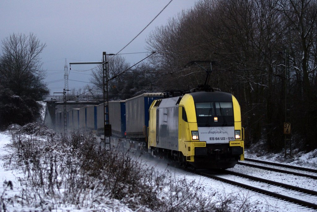 ES 64 U2-010 mit KLV durch Hannover Ahlten am 30.01.2010