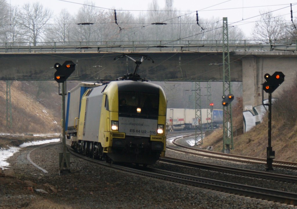 ES 64 U2-010 ist mit seinen Gz auf dem Weg Richtung Norden am 23.01.10 