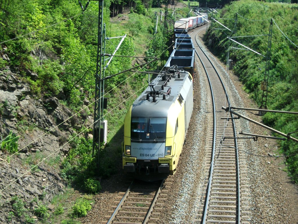 ES 64 U2-010 schlngelt sich am 2.Juni 2011 mit einem Sattelzug, bei Steinbach a. Wald, Ludigsstadt entgegen.