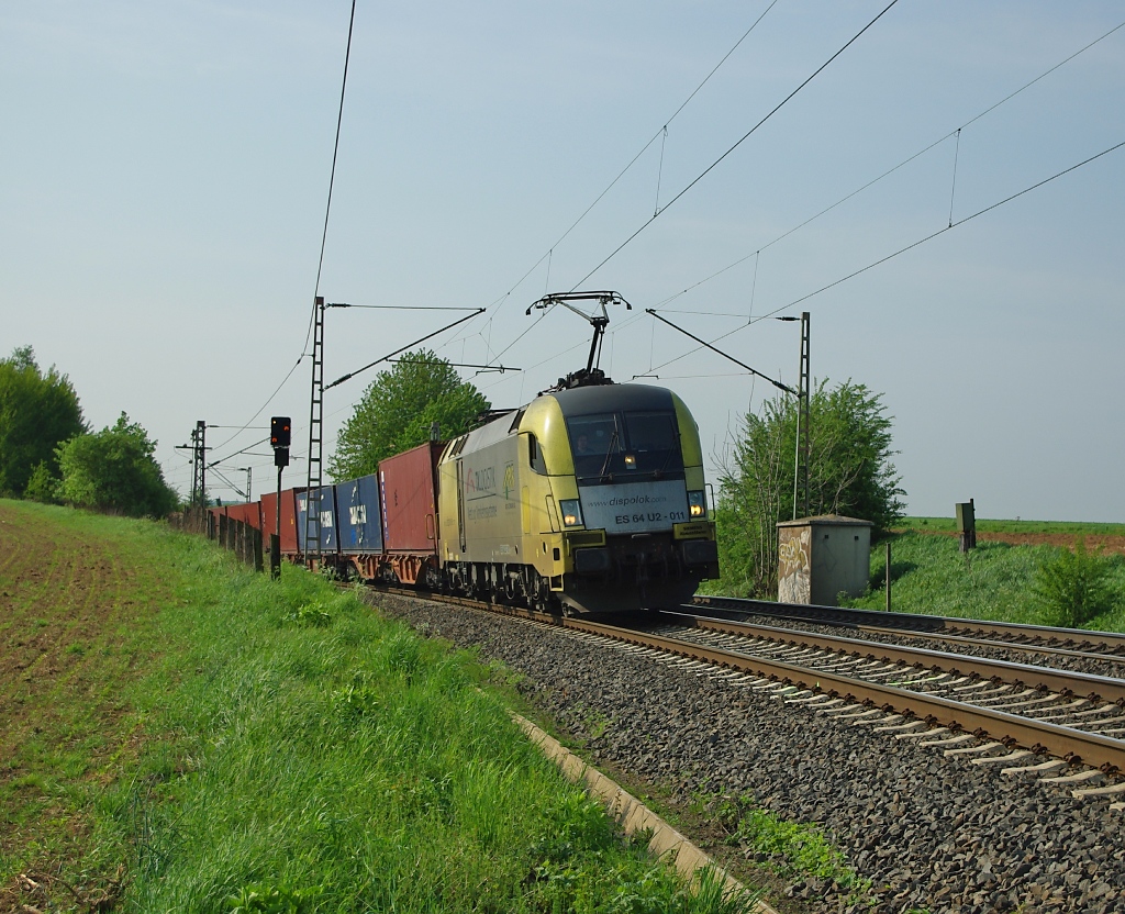 ES 64 U2-011 mit Containerzug in Fahrtrichtung Norden. Aufgenommen am 30.04.2011 zwischen Eichenberg und Friedland(HAN).