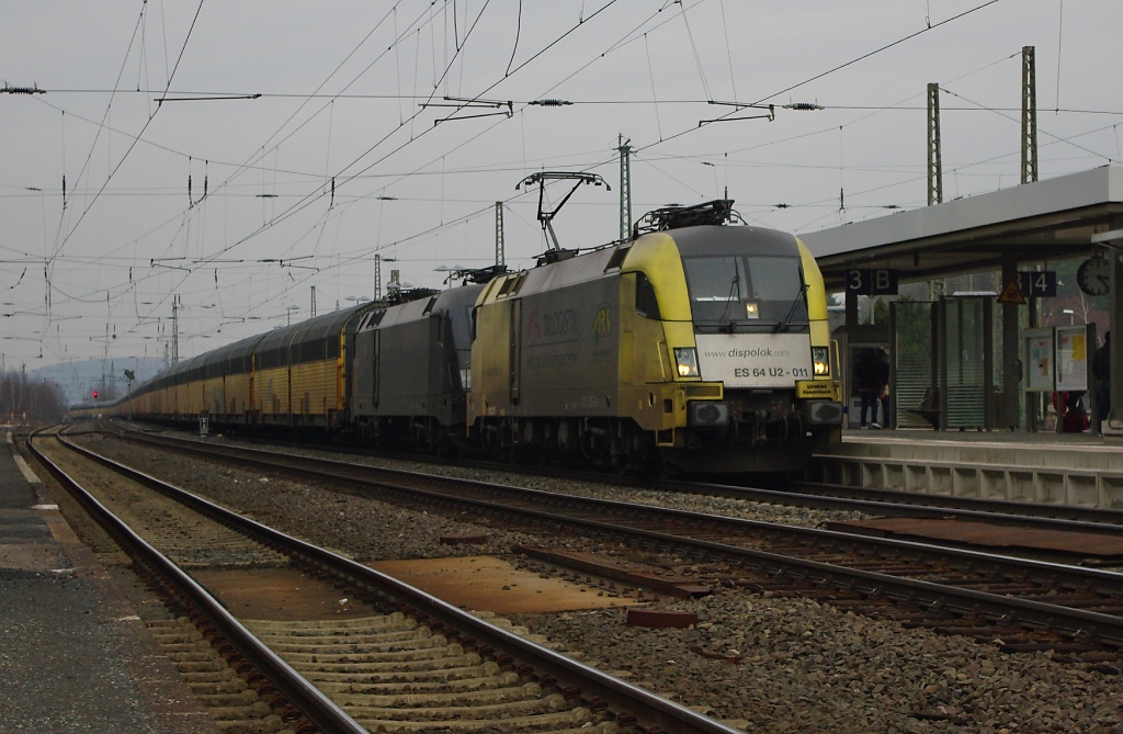 ES 64 U2-011 mit noch einem schwarzen Stier als Wagenlok und einem ARS-Zug in Richtung S�den in Eichenberg. Aufgenommen am 25.02.2011.