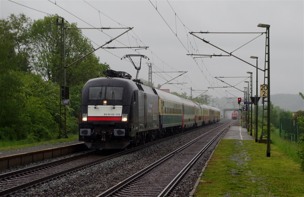 ES 64 U2 - 012 MRCE / TX Logistik mit TEE am 26.05.2013 in Gundelsdorf gen Saalfeld. 