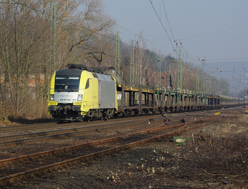 ES 64 U2-012 mit leeren Autotransportzug in Fahrtrichtung Sden. Aufgenommen am 03.03.2011 am B Eltmannshausen/Oberhone.