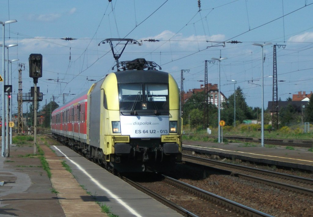 ES 64 U2-013 (182 513) zieht am 22.August 2012 die RB 16322 nach Eisenach mit +15 in den Bahnhof Gro�korbetha.