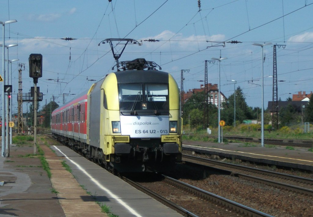 ES 64 U2-013 (182 513) zieht am 22.August 2012 die RB 16322 nach Eisenach mit +15 in den Bahnhof Grokorbetha.