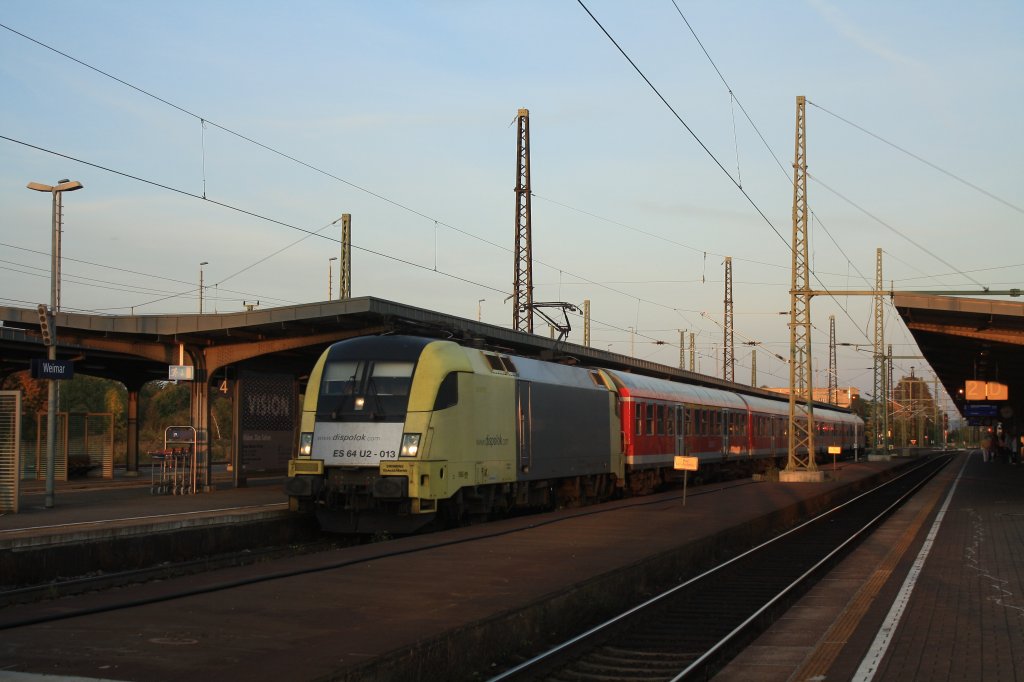 ES 64 U2 - 013 verlsst am 28.09.2011 den  Kultur Bahnhof Weimar  als Zuglok einer Regionalbahn nach Eisenach.

