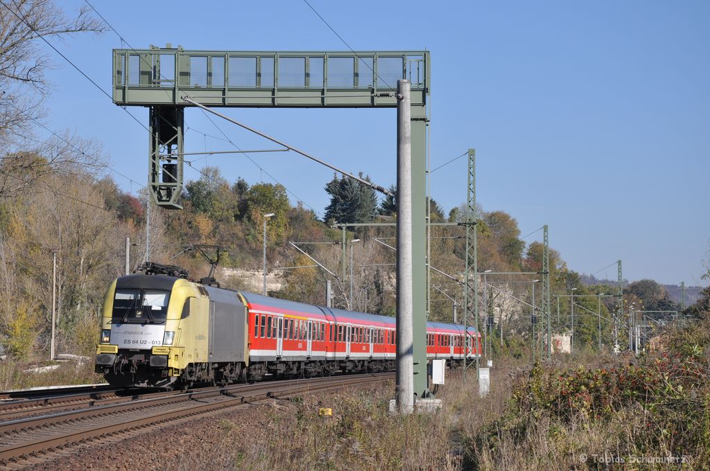 ES 64 U2 - 013 mit einer RB von Halle nach Eisenach am 17.10.2011 in Bad Ksen
