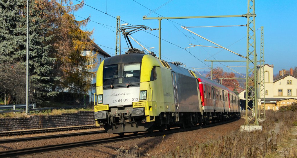 ES 64 U2-013 bedient als Schublok RB 16319 nach Halle (Saale) Hbf hier bei der Einfahrt in Bad Kösen.