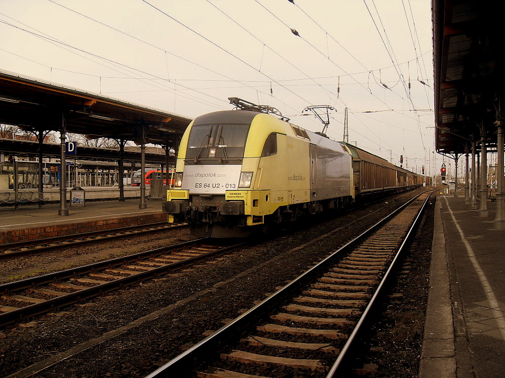 ES 64 U2-013 mit einem Gterzug am 12.03.2011 in Stendal.

