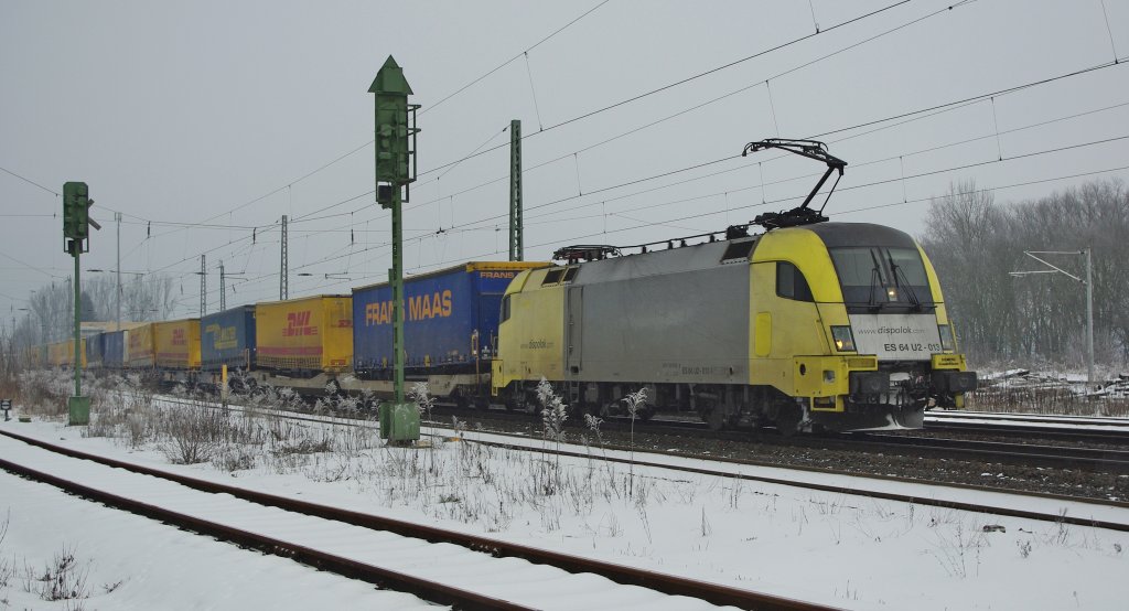 ES 64 U2-013 zieht ihren Aufliegerzug am Valentinstag-Morgen durch Eschwege West in Fahrtrichtung Sd. Aufgenommen am 14.02.2010.