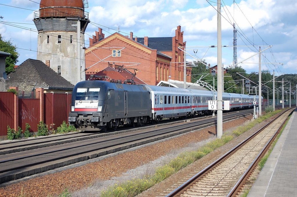 ES 64 U2 - 014 der MRCE mit IC 1923 nach K�ln in Rathenow. 19.09.2010