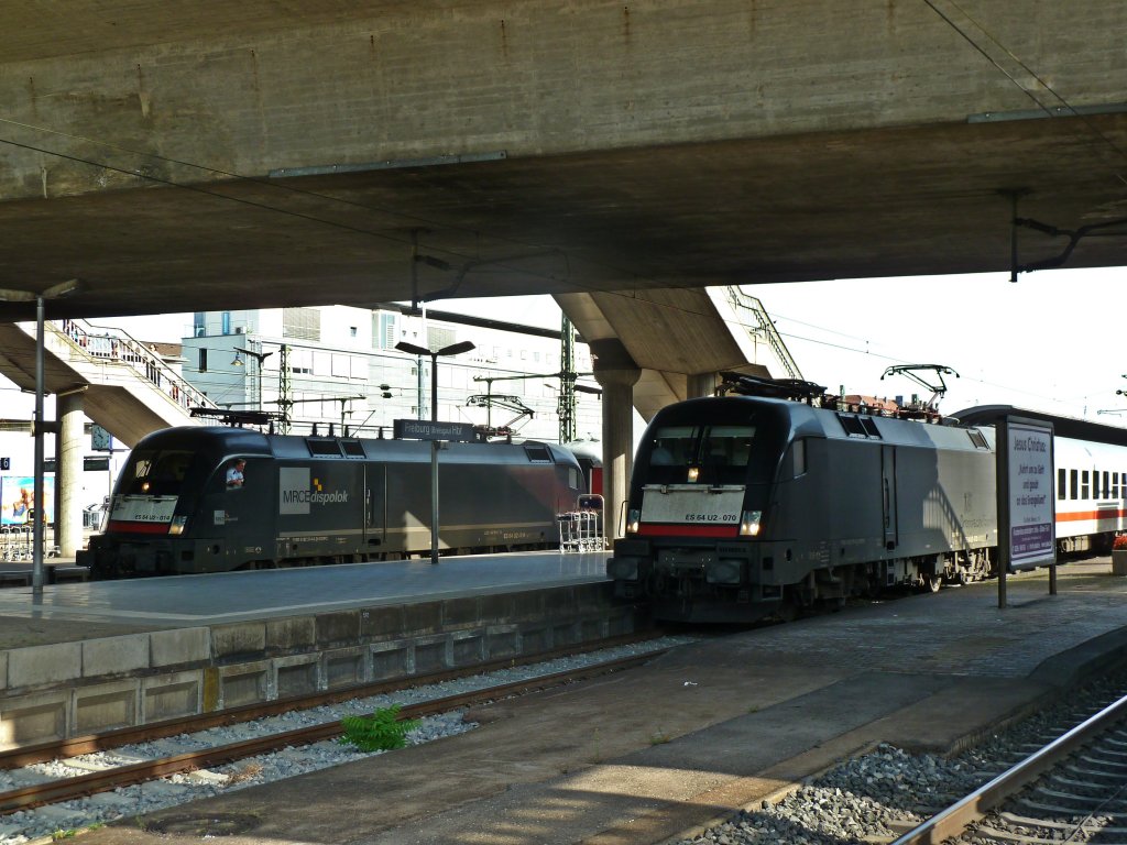 ES 64 U2-014 mit dem CNL 472 und ES 64 U2-070 mit dem verspteten CNL 459/1259 am 22.08.11 beim Halt in Freiburg (Breisgau) Hbf.