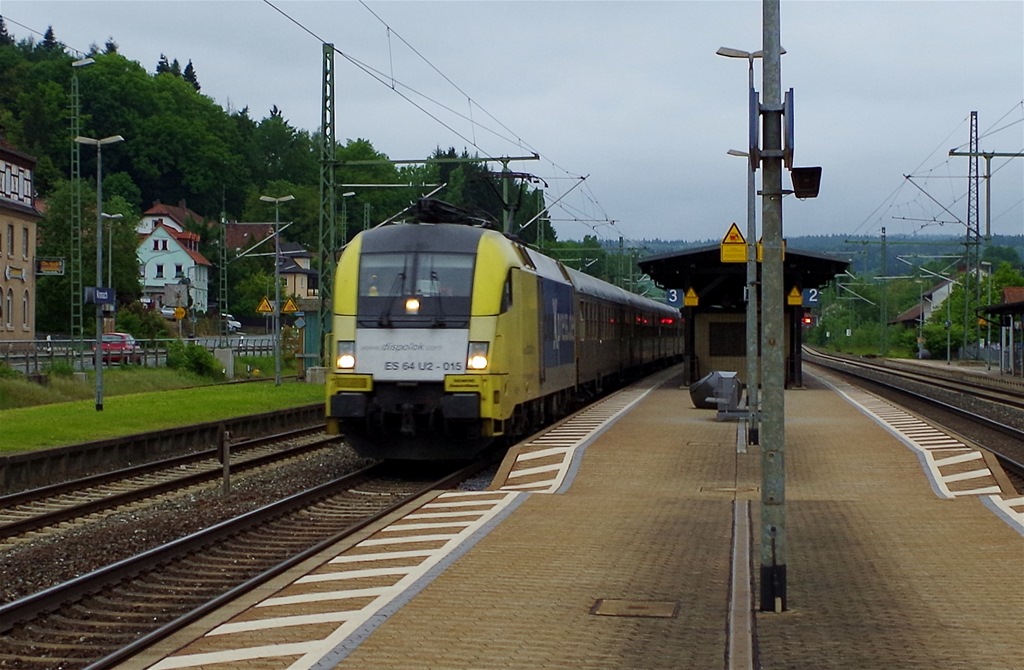 ES 64 U2 - 015 BoxXpress mit Fuballsonderzug am 02.06.2013 um 6:10 Uhr in Kronach. 