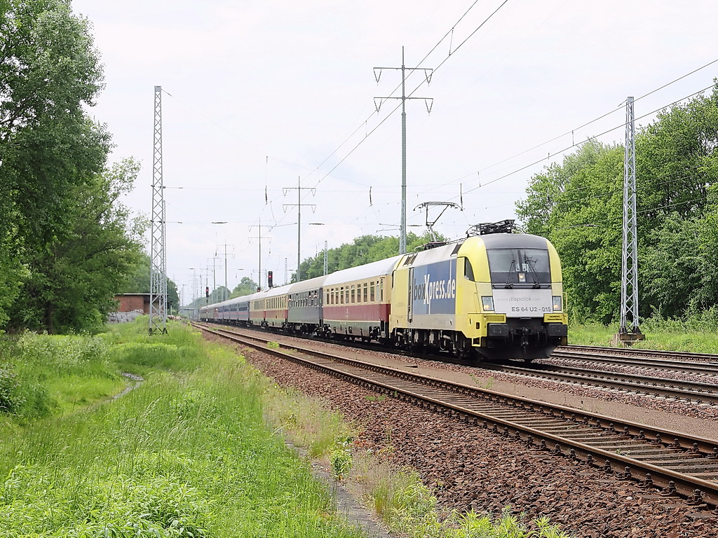 ES 64 U2-015 mit einem Sonderzug (DPE 25711) aus Stuttgart zum DFB Pokalendspiel in Berlin am 01. Juni 2013 auf dem sdlichen Berliner Auenring in Hhe Diedersdorf.