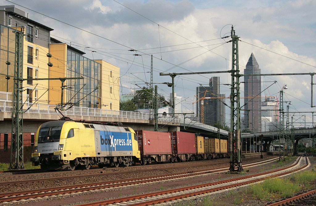 ES 64 U2-016 (182 516) mit BoxXpress DGS 59078 Kornwestheim Rbf - Bremerhaven-Kaiserhafen in Frankfurt(Main)-West. 03.09.10