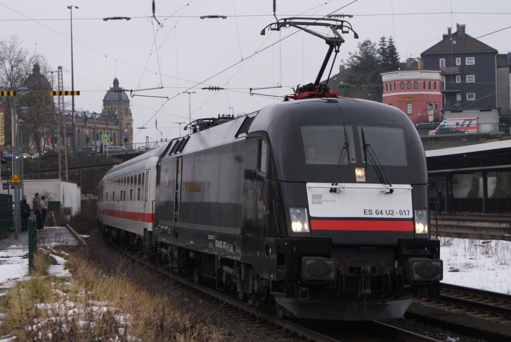 ES 64 U2-017 + ES 64 U2-001 fuhren am 06.02.2010 um 12:57 Uhr mit einem ICE Ersatzzug durch Wuppertal Steinbeck