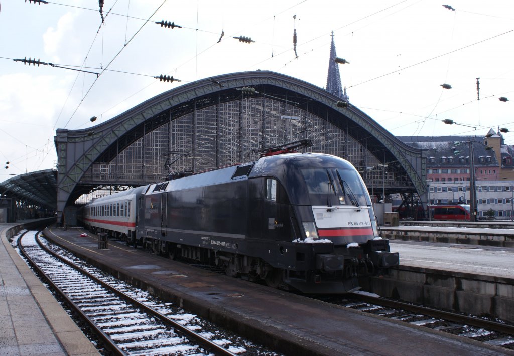 ES 64 U2-017 + ES 64 U2-001 mit einem Ersatzzug nach Bonn bei der Ausfahrt in K�ln Hbf am 06.03.2010 um 13:10 Uhr