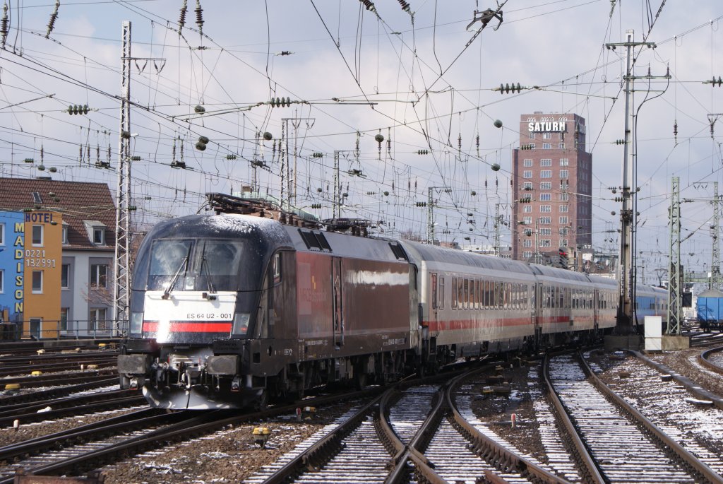 ES 64 U2-017 + ES 64 U2-001 mit einem Ersatzzug nach Bonn bei der Ausfahrt in Kln Hbf am 06.03.2010 um 13:10 Uhr