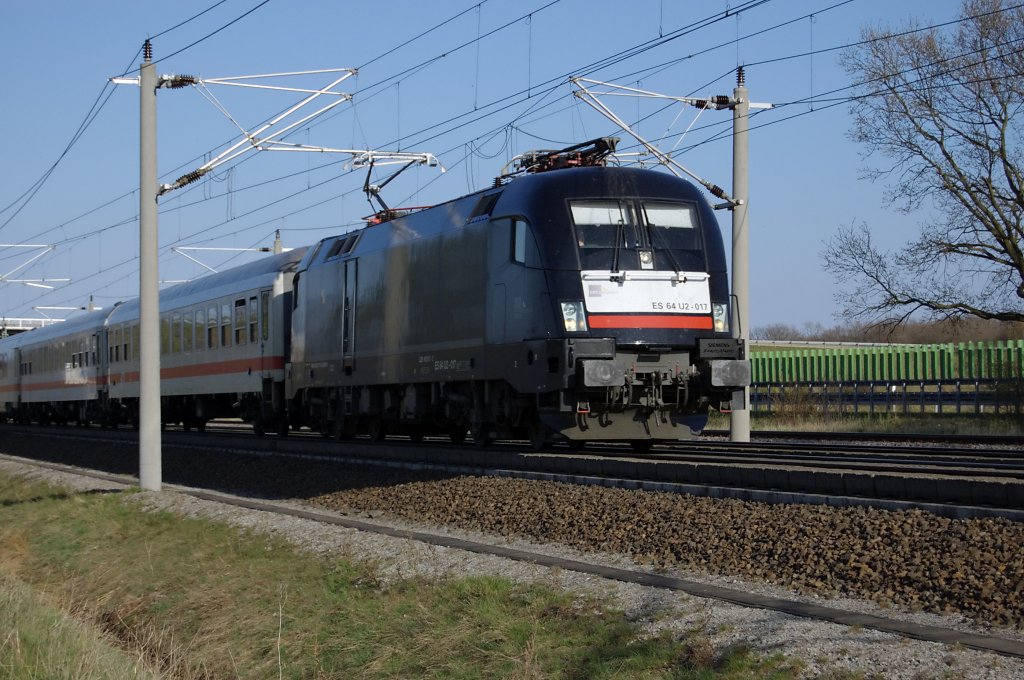 ES 64 U2 - 017 mit einem Intercity zwischen Gro�wudicke und Rathenow. 18.04.2010