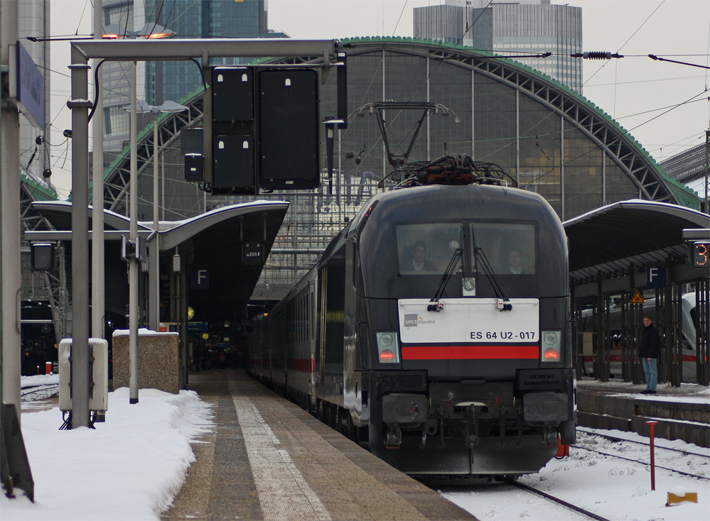 ES 64 U2 - 017 und ES 64 U2 - 034 (kalt, Zugschluss) mit dem IC1078 nach Hamburg-Altona bei der Ausfahrt in Frankfurt (Main) Hbf, ja der Zug fuhr mit Zugschluss vorran aus, 18.12.10