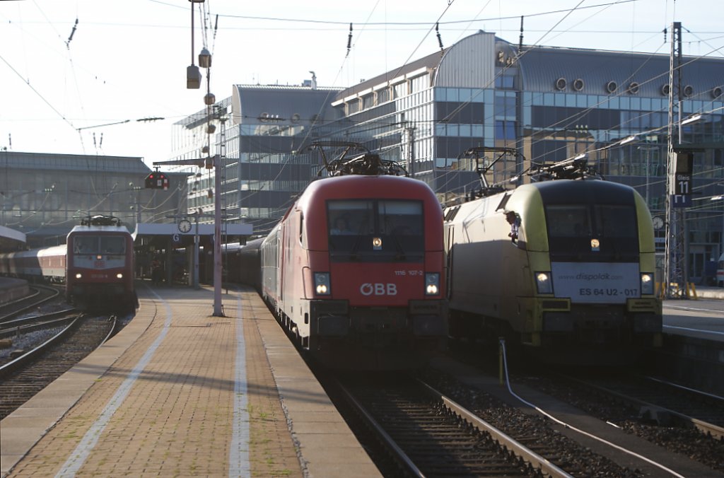 ES 64 U2-017 als Lz, 1116 107-2 und 120 126-8 in M�nchen Hbf am 29.07.2009 um 06.27 Uhr