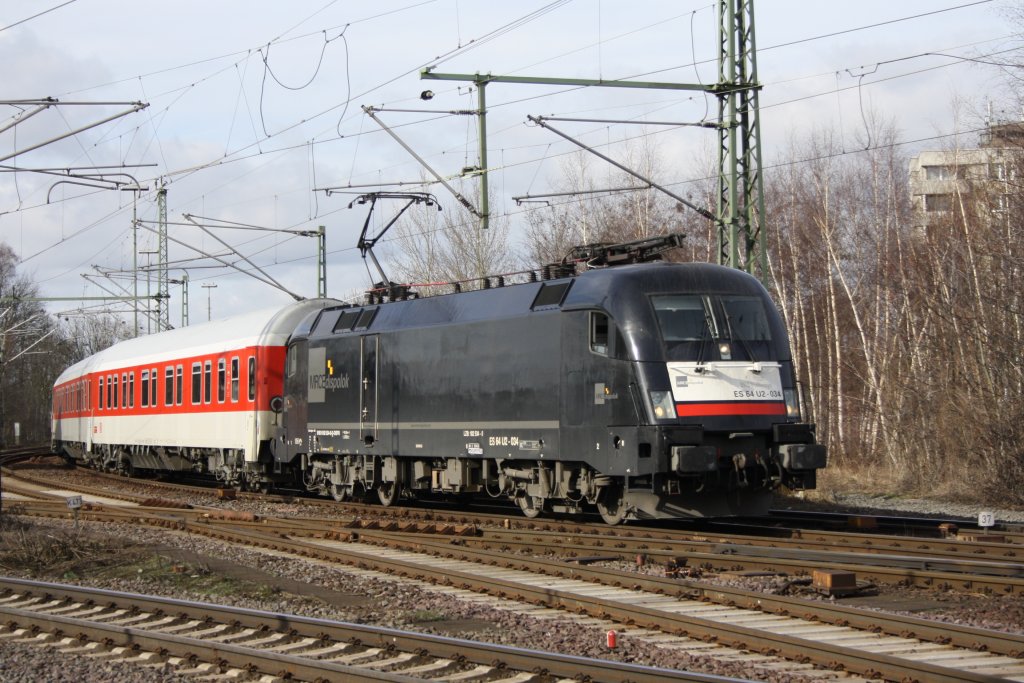 ES 64 U2 017 kurz 117 017 oder 182 517 diese Lok mit den Vielen Namen zog am 21.03.2010 den AZ 1391 von Hamburg Altona nach Karlsruhe hier durch fuhr sie um 15:08 Lehrte.