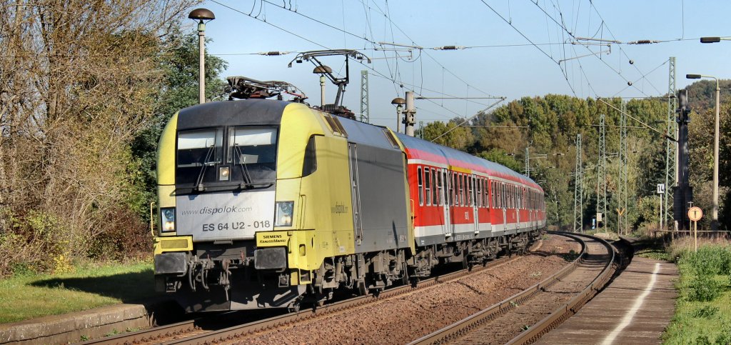 ES 64 U2-018 (182 518-1)  bedient am 15.10.11 die RB 16320 von Halle (Saale) Hbf nach Eisenach, hier bei der Einfahrt in Leißling.