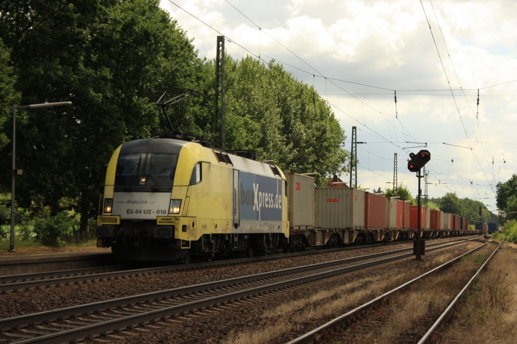 ES 64 U2 018 von Boxxpress mit einem Containerzug in Radbruch am 06.07.2010.