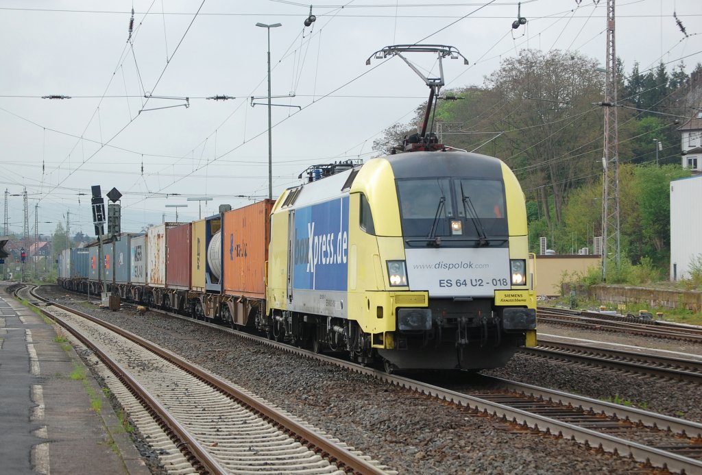 ES 64 U2-018 mit DGS 59082 Mnchen Riem Ubf - Hamburg Waltershof, am 8.5.2010 durch Kreiensen