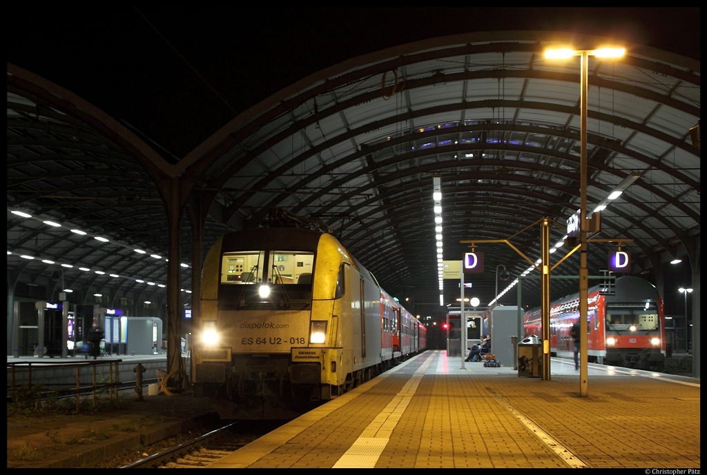 ES 64 U2-018 wartet am 5.11.2011 mit einer RB nach Eisenach in Halle (Saale) Hbf. Rechts steht der RE nach Leipzig.