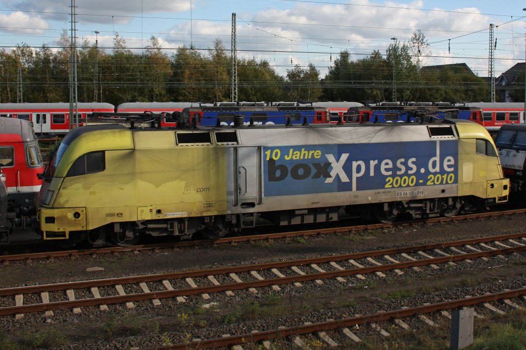 ES 64 U2-018von boxXpress am 17.10.10 abgestellt in Bremerhaven-Lehe.Aufgenommen aus dem Museumzug der Museumseisenbahn Bremerhaven!!!