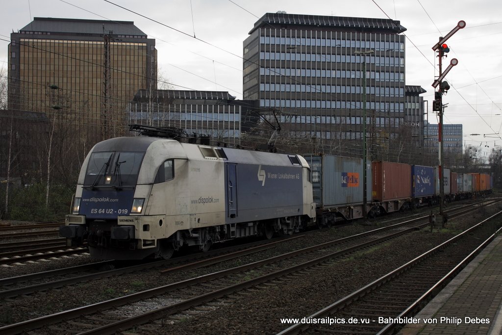 ES 64 U2 - 019 (WLB) fhrt am 12. Dezember 2009 um 11:50 Uhr mit einem GZ durch Dsseldorf Rath