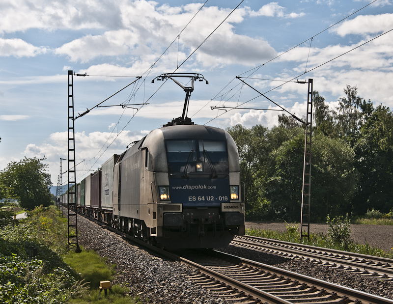 ES 64 U2 - 019 am 19. August 2010 mit Containerzug bei Elze.