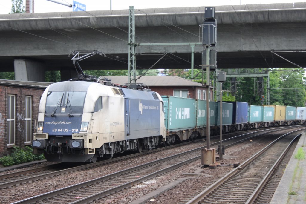 ES 64 U2 019 der WLB mit einem Containerzug in Hamburg Harburg am 06.07.2010.