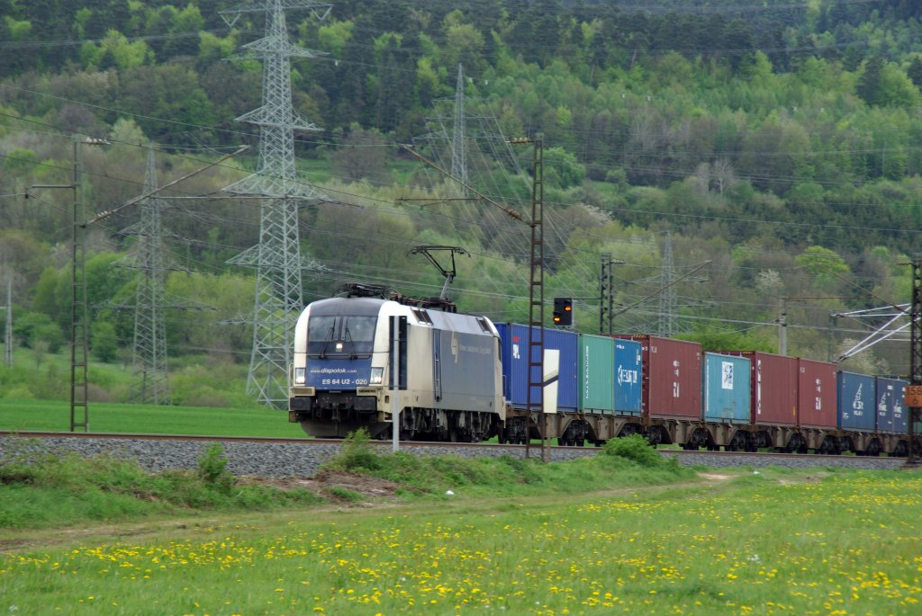 Es 64 U2-020 unterwegs mit einem Containerzug am 30.04.2010 von Bebra in Richtung Bad Hersfeld .