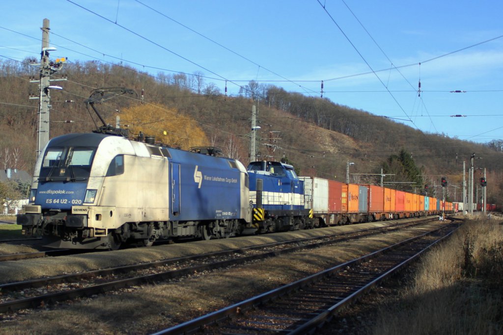 ES 64 U2 020 der Wiener Lokalbahn Cargo im Schlepptau mit der V-100 092 und Containerzug bei der Durchfahrt des Bahnhof Viehofen auf dem Weg von Wien nach St P�lten; am 13.12.2011
