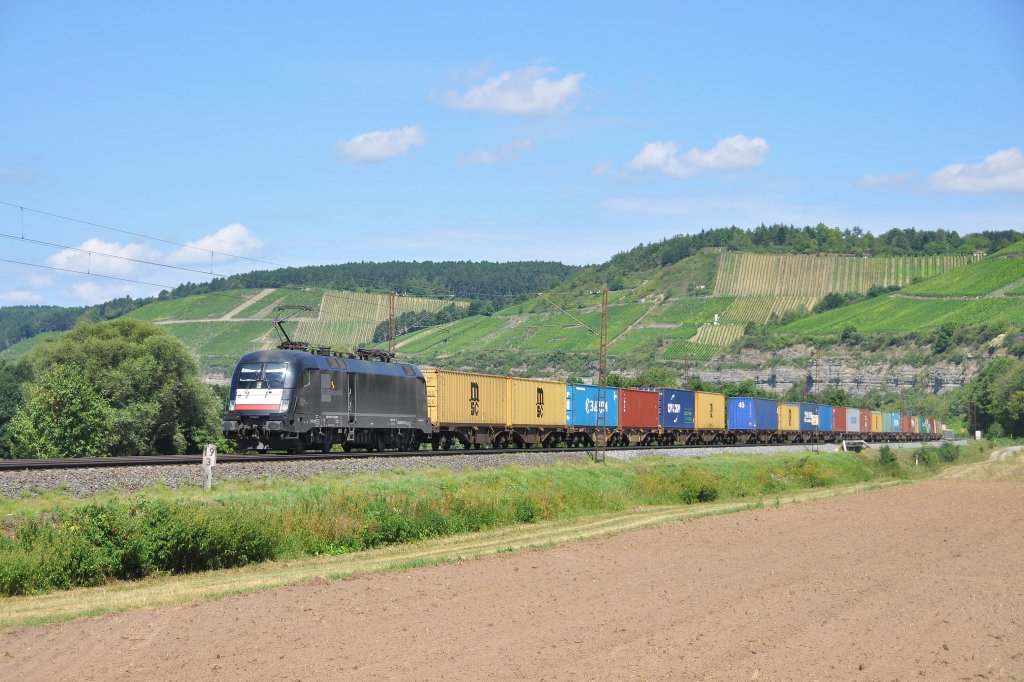ES 64 U2-021 MRCE Dispolok-WLB Cargo ist mit Containern im Maintal Richtung Wrzburg unterwegs.Bild entstand bei Himmelstadt am 4.8.2012