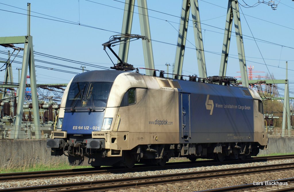 ES 64 U2-021 der WLB kommt am 17.04.10 als Lz aus Hamburg-Waltershof und wird gleich in den Rbf Alte-Sderelbe einfahren.