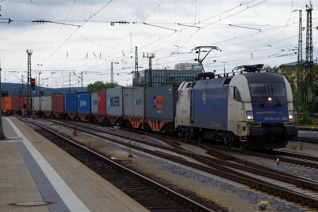 ES 64 U2 - 022 WLC durchfhrt am 30.05.2013 mit Containerzug Regensburg Hbf gen Obertraubling. 