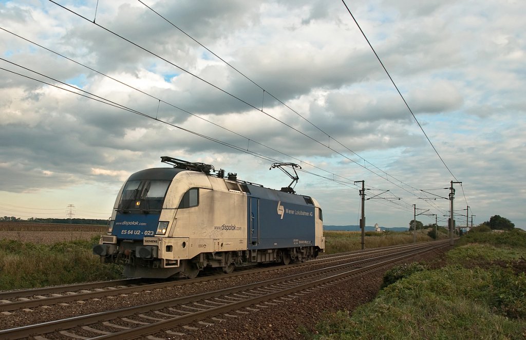 ES 64 U2 - 023 der Wr. Lokalbahnen ist als Lz Richtung Wien unterwegs. Gramatneusiedl, am 30.09.2010.