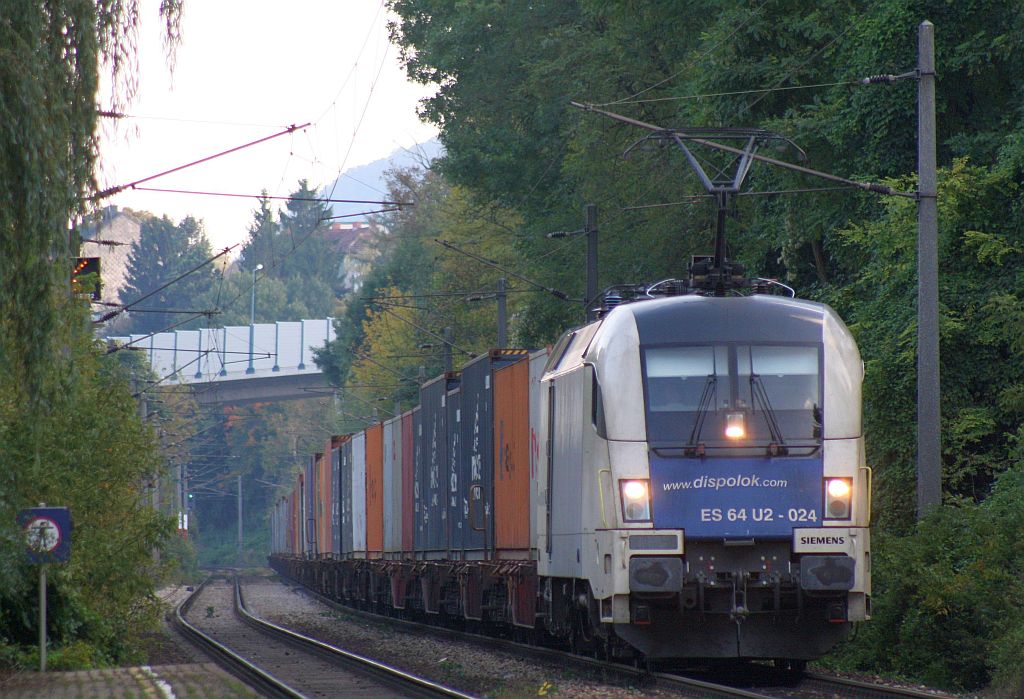 ES 64 U2 - 024 mit einem Containerzug auf der Franz-Josefs Bahn zwischen Klosterneuburg und Kritzendorf. 07.10.10