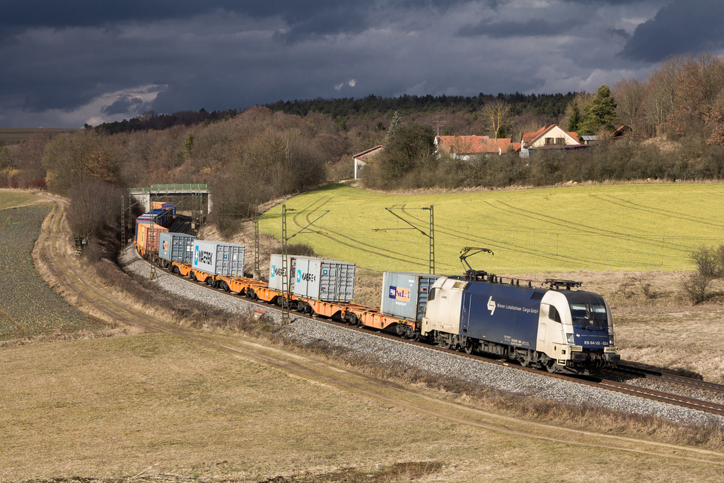 ES 64 U2 024 der Wiener Lokalbahnen bei ganz kurzen Sonnenschein in Edlhausen. Kaum war der Zug durch,war auch die Sonne schon wieder weg.Manchmal hat man eben doch Glck.:-)
Das Bild entstand am 9.3.13.