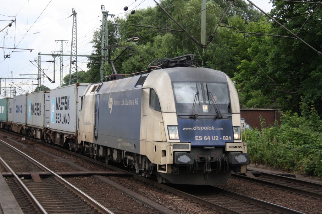 ES 64 U2 024 der WLB mit einem Containerzug in Hamburg Harburg am 06.07.2010.
